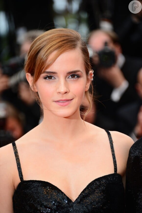Emma Watson sorri para fotógrafo no Festival de Cannes 2013