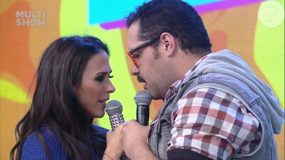 Tatá Werneck e Tiago Abravanel cantam juntos antes de se beijarem, no programa 'Tudo Pela Audiência'