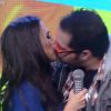 Tatá Werneck e Tiago Abravanel se beijam no prorama 'Tudo Pela Audiência', nesta terça-feira, 14 de abril de 2015