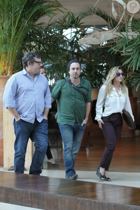 O ator estava acompanhado de João Emanuel Carneiro e Amora Mautner, autor e diretora de 'Favela Chique'