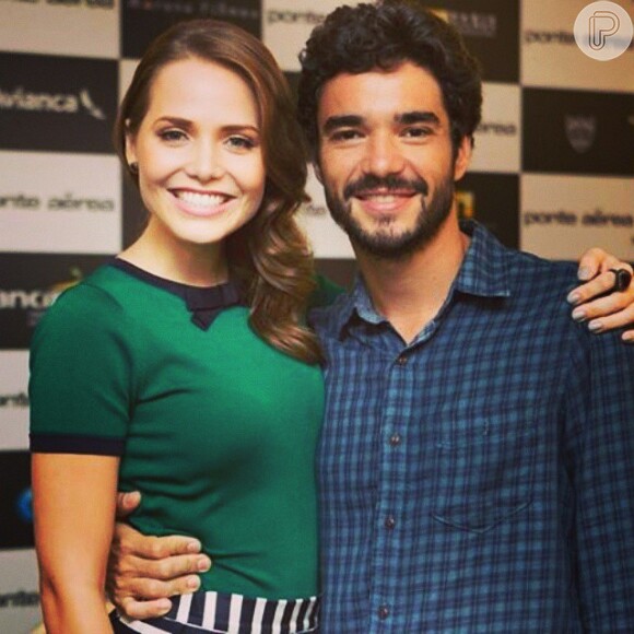 Letícia Colin posa com Caio Blat no lançamento do filme 'Ponte Aérea'
