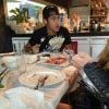 Neymar na mesa de jantar de sua casa com Anny Alves. Repare na manga da roupa dela...