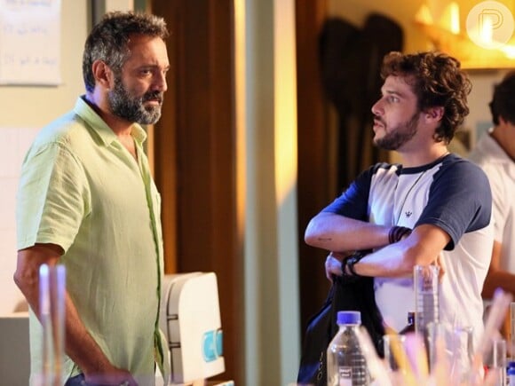 Sem saber que Miguel (Domingos Montagner) é seu verdadeiro pai, Pedro (Jayme Matarazzo) vai apresentá-lo a Vicente (Angelo Antonio) em 'Sete Vidas'