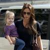 Victoria, que na foto passeia com a filha mais nova, Harper, disse que a família está orgulhosa de David Beckham