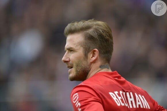 David Beckham continuará jogando pelo Paris Saint-Germain até o final do mês de maio