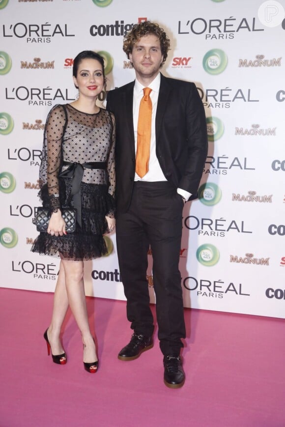 Thiago Fragoso posa com a mulher, Mariana Vaz em prêmio de televisão