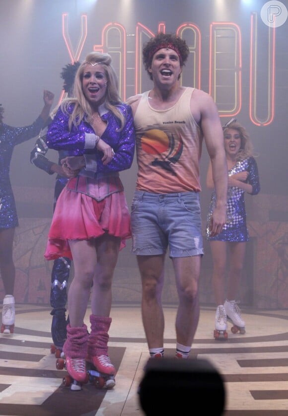 Thiago Fragoso caiu com Danielle Winitz durante cena do musical 'Xanadu'