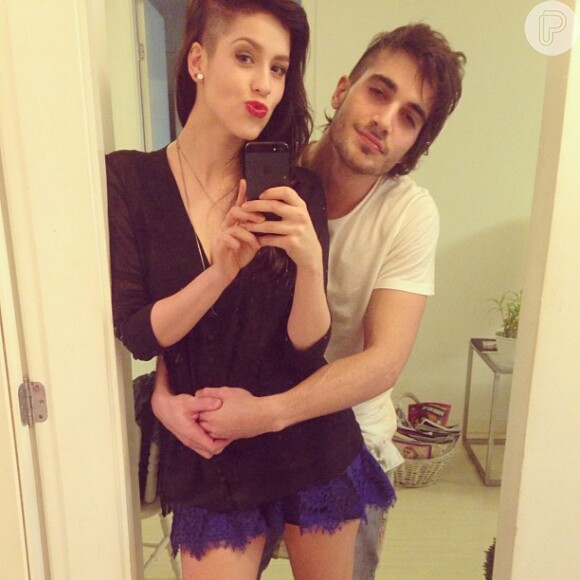 Sophia Abrahão posta foto em que ela e o namorado, Fiuk, aparecem com os cabelos raspados na lateral da cabeça, em 18 de maio de 2013