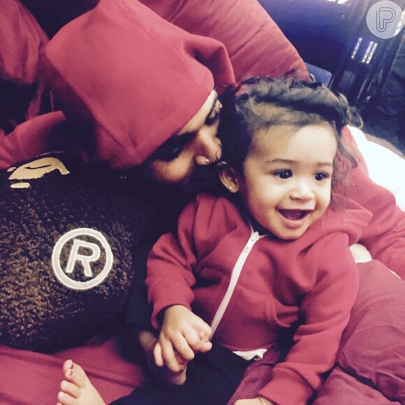 Chris Brown postou foto no Instagram ao lado da filha de dez meses, Royalty, e se derreteu pela menina. 'Um pedaço de mim'