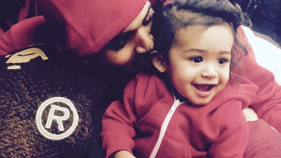Chris Brown apresenta filha de dez meses no Instagram: 'Um pedaço de mim'