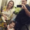 Dani Monteiro registrou selfie ao lado da família com o recém-nascido, Bento, no elevador