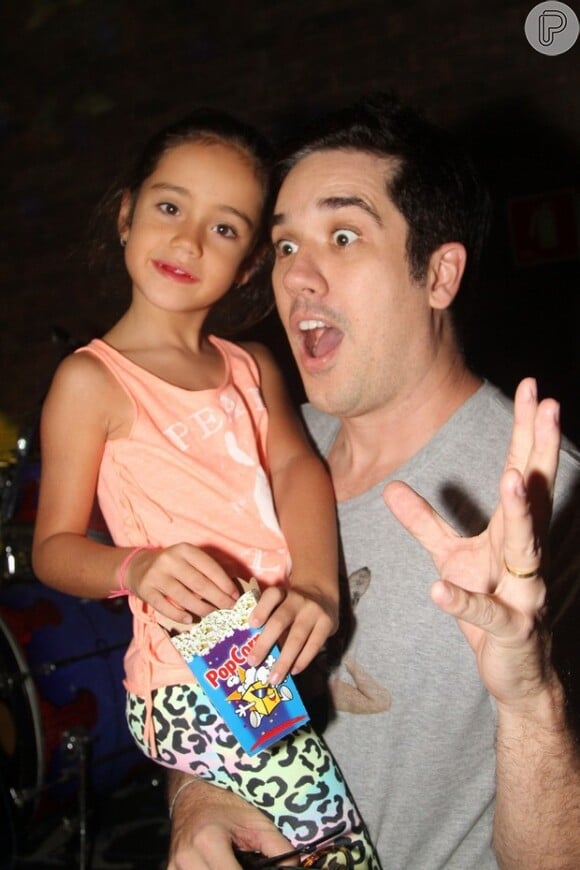 Parece que Rogério Flausino é um pai bem animado e já foi flagrado brincando com a filha, Nina, de 4 anos