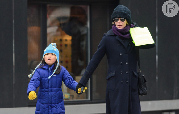 Mãe e filha caminham pelas ruas de Nova York