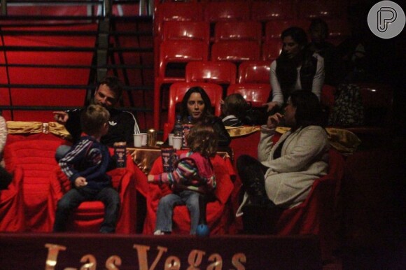Fernanda Vasconcellos acompanha o namorado, Cassio Reis, e o pequeno Noah em tarde no circo
