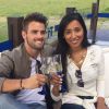 O casal comemorou o primeiro mês em Canela, no Rio Grande do Sul, com brinde de espumante
