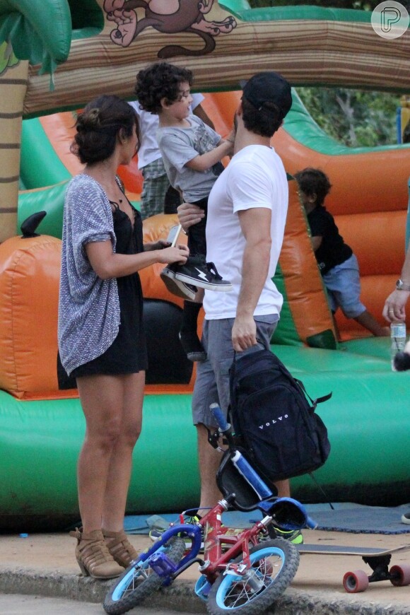 Klebber Toledo e Daniele Suzuki brincam com o filho da atriz, no Rio de Janeiro
