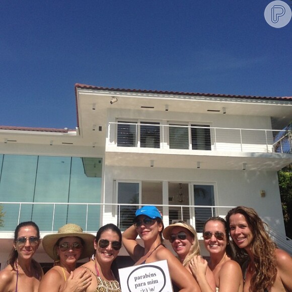 Ivete Sangalo está comemorando o mês de seu aniversário em viagem com amigas