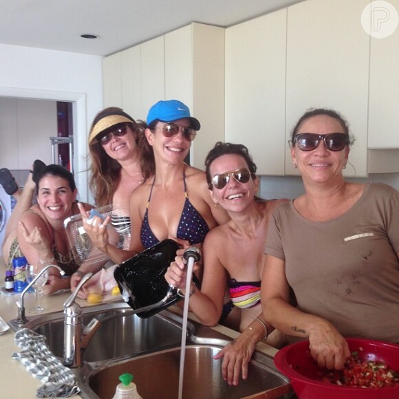 Ivete Sangalo posta foto de biquíni lavando a louça com as amigas em 19 de maio de 2013