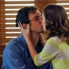 Laura (Nathalia Dill) e Caíque (Sergio Guizé) se beijam com paixão no capítulo desta segunda-feira, 20 de abril de 2015, em 'Alto Astral'
