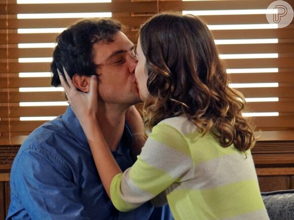 Laura (Nathalia Dill) e Caíque (Sergio Guizé) se beijam com paixão no capítulo desta segunda-feira, 20 de abril de 2015, em 'Alto Astral'