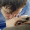 Caíque (Sergio Guizé) e Laura (Nathalia Dill) se beijam após o médium realizar uma cirurgia espiritual que salva a jovem de um aborto, no capítulo desta segunda-feira, 20 de abril de 2015, na novela 'Alto Astral'