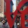 Lilia Cabral posou com a filha, Giulia, na escultura 'Love', em Nova York