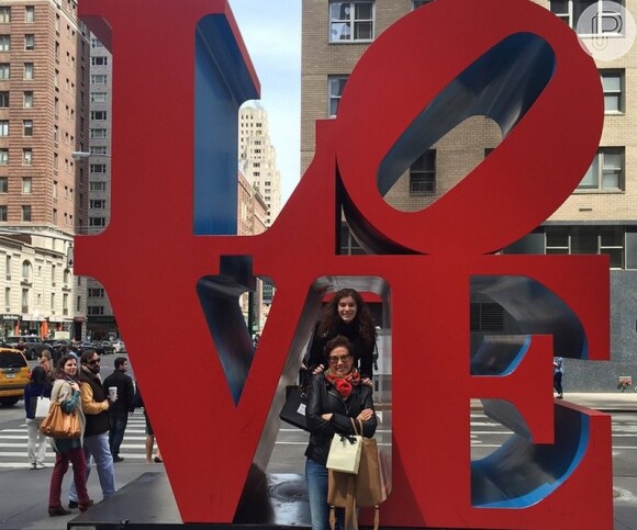 Lilia Cabral posou com a filha, Giulia, na escultura 'Love', em Nova York