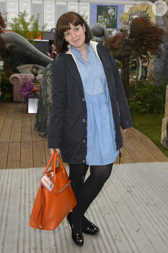 Lily Allen posa sem produção durante passagem por um mercado de flores em Londres, em 20 de maio de 2013