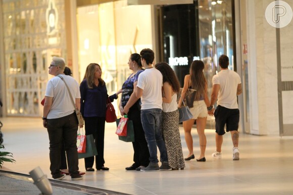 Lívian Aragão passeia de braços dados com o namorado Nicolas Prattes, em shopping do Rio