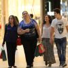 Lívian Aragão passeia em shopping do Rio com a mãe e o namorado, Nicolas Prattes