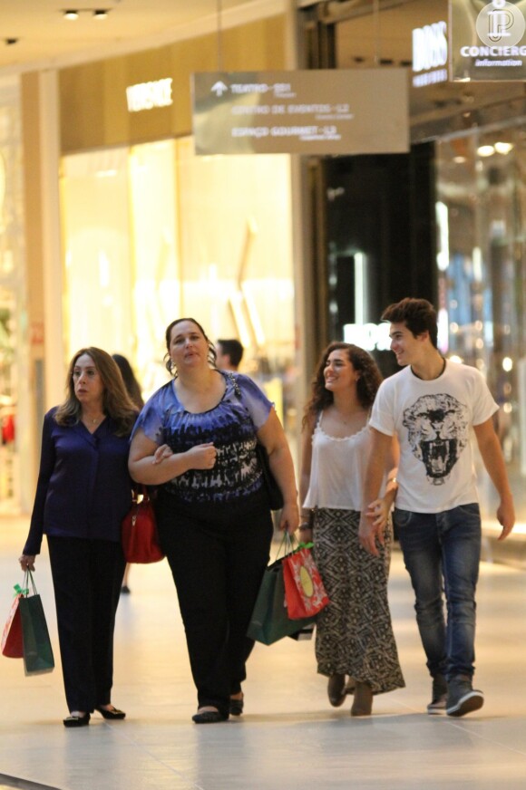 Lívian Aragão passeia em shopping do Rio com a mãe e o namorado, Nicolas Prattes
