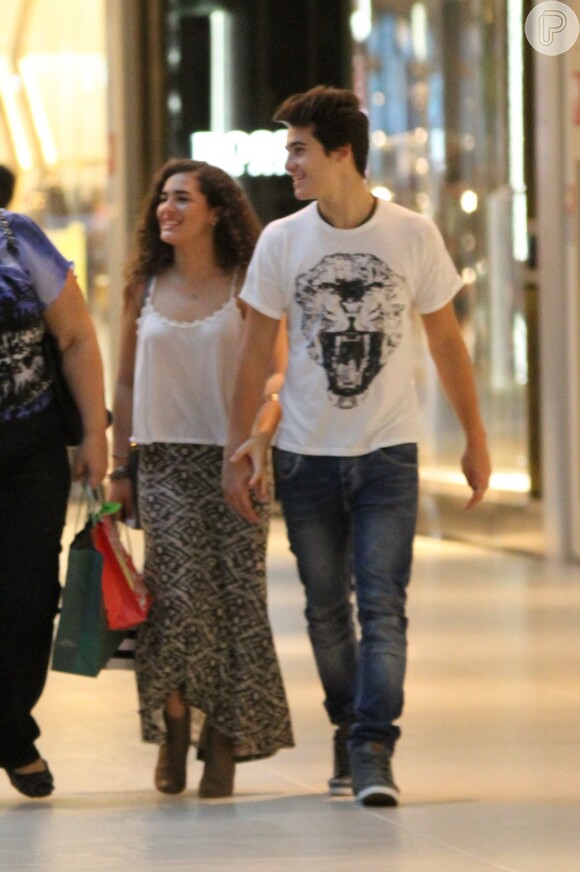 Lívian Aragão passeia no Shopping com a mãe e o namorado, Nicolas Prattes