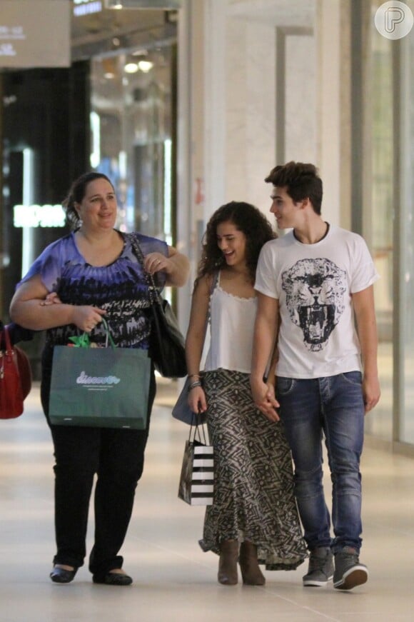 Lívian Aragão passeia em shopping do Rio com a mãe e o namorado, Nicolas Prattes