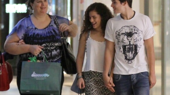 Lívian Aragão faz compras com o namorado, Nicolas Prattes, e a mãe em shopping