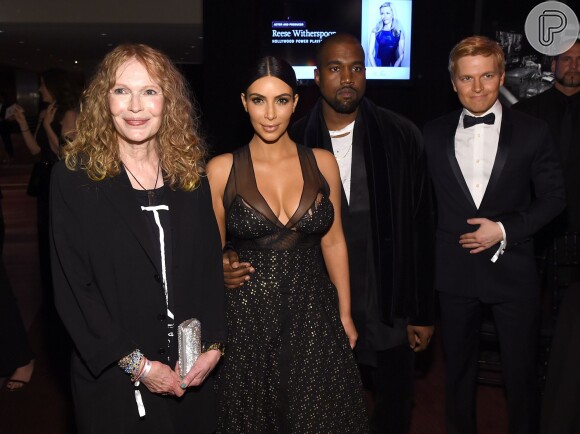 Kim Kardashian e Kanyw West posam no evento de gala, em Nova York
