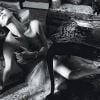 Com um cenário que remete ao antigo, Charlize Theron exibiu sua boa forma em ensaio fotográfico