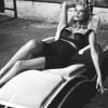 Charlize Theron exibiu todo o seu glamour com looks decotados em ensaio fotográfico
