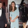 No mesmo dia 21 de outubro de 2014, Kate Middleton usou um vestido azul-bebê de um de seus estilistas favoritos, Jenny Packham. A peça, com decote em V, deixava as pernas da duquesa à mostra e marcava sua cintura