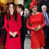 Quem acompanha as aparições da duquesa de Cambridge sabe que ela não se importa em repetir look. O vestido vermelho de Alexander McQueen foi usado em junho de 2012 durante o jubileu de diamante de 60 anos de reinado da rainha Elizabeth II e depois em uma recepção no palácio de Buckingham em fevereiro 2014. A peça custa R$ 14 mil