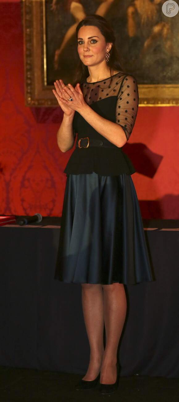 A blusa com renda da grife Hobbs que Kate Middleton usou em Londres, na Inglaterra, em novembro 2014, custa R$ 360