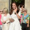 Romântica, Kate Middleton usou um vestido bem detalhado branco vazado do estilista local Zimmerman, em sua viagem à Austrália em abril de 2014. Para completar o look, ela segurou uma clutch da grife inglesa LK Bennett, a mesma marca do sapato nude