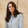 Esse sobretudo azul, usado em janeiro de 2015, é da grife grife Seraphina e custa aproximadamente R$ 780,00. Kate Middleton adora as roupas dessa marca!