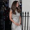 Kate Middleton usou um vestido deslumbrante e brilhoso para participar de um jantar da fundação Tusk, realizado no The Royal Society, em Londres. em setembro de 2013. Para desfilar pelo tapete vermelho do evento, a duquesa usou mais uma vez uma peça da estilista Jenny Packham