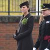 Kate Middleton usou um casaco marrom-escuro larguinho, da grife Catherine Walker, em um evento no dia 17 de março de 2015, na Inglaterra. A duquesa completou o look com um chapéu Lock & Co e sapatos de camurça da marca Emmy London
