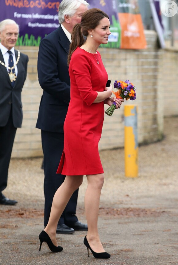 A duquesa compareceu a um evento beneficente em novembro de 2014 vestida de vermelho. A peça foi feita sob medida pelo atelier Katherine Hooker e custou para Kate Middleton o valor de R$1500
