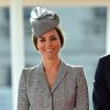 Kate Middleton usou um vestido de uma das suas marcas preferidas, Alexander McQueen, e um chapéu Jane Taylor em um evento oficial em Londres, na Inglaterra no dia 21 out 2014