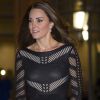 Em um evento de gala em Londres, em outubro de 2014, Kate Middleton usou um vestido elegante e sexy preto da grife Temperley London, que tinha partes com transparência