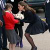 Quase traída por sua saia da grife Orla Kiely, Kate Middleton participou de um evento beneficente em novembro de 2013, em Londres. O look ainda era composto por uma jaqueta da marca MaxMara
