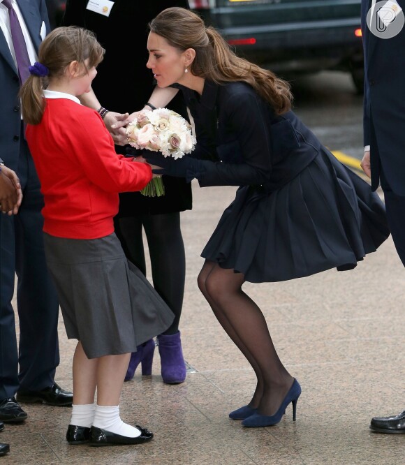 Quase traída por sua saia da grife Orla Kiely, Kate Middleton participou de um evento beneficente em novembro de 2013, em Londres. O look ainda era composto por uma jaqueta da marca MaxMara