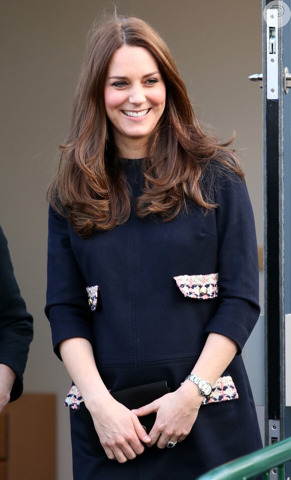 Esse vestido de R$ 1.800 se esgotou em lojas do Reino Unido após Kate Middleton usá-lo em janeiro de 2015, em Londres. A peça é da grife Madderson Londres